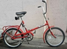 Несбывшаяся детская мечта. Родители решили что это "неправильный велосипед", и подарили "Универсал", который сломался через два месяца, и который так и не починили (каретка, советский дефицит, переезд, "зачем забирать сломанный" и т.д).

Люди, найдите возможность, покупайте детям то что они хотят! А не то что вам кажется правильнее! Нужное и правильное он купит сам когда вырастет. Иначе потом ребенок в 30-50 будет скупать игрушки которых у него в детстве не было. Есть знакомые, которые под ср..ку лет купили "Спектурмы". Один даже "полный комлект" держит, магнитофон, пузатый телевизор и компьютер. Но - не играют. И практически не включают. Представляю какая грусть у них на душе. Это должно было случиться "тогда", с кучей приятелей в беззаботном детстве.  А не сейчас, когда ты директор управления и BMW под окном.