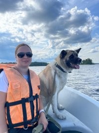 У нас в поселке тоже случай был буквально пару недель назад. У соседа есть пёсель (точнее пёселька), все соседи его знают, хозяева всегда выгуливали его на поводке, даже на рыбалку толпой ездили, короче всё было норм. НО уж очень пёсель неравнодушен к кошачьим. Так вот уезжая на работу сосед пса запирал в доме, ну а когда возвращался выпускал на подворье. И вот как то раз пришёл домой, открыл дом , как всегда выпустил пса во двор, и бросил ключи с брелоком от ворот на стол, и кнопка открытия случайно нажалась.  Псу хватило 15 минут , что бы разорвать в клочья (это буквально) трех местных котов и до чертиков напугать,  девочку, хозяйку одного из котов. Сейчас до сих пор разборки у соседей