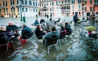-Официант, мне бы чего-нибудь сухого...
-Могу предложить Шато Монтроз 2005-го