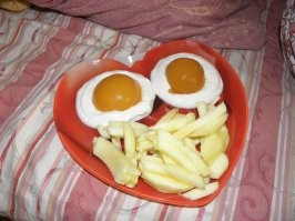 Нашел такое фото 13 лет назад, жене делал завтрак. Яблоки, йогурт, персики.