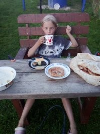 Мне племяшка "Хотю шалака как в детсьтве на стульчике ?!?!?! (10 годов))) да пжалуста))