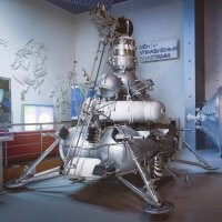 1) оговорочка, но для фишек и так сойдёт, тут никто не заметит разницы.
2) только я, но разве что-то не так?
3) "не умеет делать электронику работающую в вакууме" и "не умеет делать электронику, которая не перегревается в вакууме" а в чём разница этих тезисов? а разницы нет...
4) "сферические контейнеры" сейчас это или топливные баки, или очень чувствительная электроника или датчики, которым нужны особые условия.
Про сферичность приложу фото -  Сурвейр-3, Луна-13, Луна-24
и сразу по 5 пункту, про массу, Луна 13 - 1620 кг, Сурвейр - 1026 кг при схожих выполняемых задачах, к тому же Сурвейр-3 отработал один лунный день, то есть с 20 апреля по 3 мая 1967 года и передал около 6000 фотографий, а Луна 13 сделала 3 панорамы и отработала 4 дня, с 24 по 28 декабря 1966 года.
