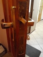 Это остатки от установленных замков. Нижняя часть(запорная) ставится не на всех дверях у меня в доме(туалет, душевая). поэтому на одних стоят только ручки с защёлкой. На других и ручка и замок. За отдельную плату можно купить общую декоративную накладку(но я покупать не стал, типа и так красиво). А вот тот замок, у которого язычок вытягивается и разворачивается(тоже APEKS) у меня врезан в дверь из прихожей в коридор. Вот там действительно так, как ты пытался мне тут, в куче комментариев, втереть. Но у него не разделены ручка и замок. Я же обсуждал лишь механизм на фото в посте. Так вот он у меня есть(на моём фото даже накладки запорного механизма точно такие). Но в остатке только замок со скошенной защёлкой, второго с прямой сувалдой в наличии нет, все в двери врезаны.  И я не совсем плохой. Имей хоть какое-то уважение. Всё. больше нет желания разжёвывать прописные истины.