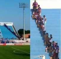Верхним приходится перемещаться постоянно. За время одного тайма придется трибуну поменять.