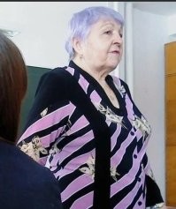 Эти пожилые сами красятся в ужасный фиолетовый цвет... Но не нравится им почему-то зелёный.
