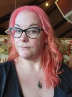 Потому что не хер к "стилисту" ходить)))
Всегда это делала Зинка-парикмахерша.
А у кого "стилист" - получает "стиль".