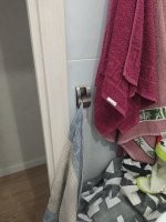 Лет 10 назад купил в Германии в дешманском магазине типа Tedi такую же вешалку для полотенец. До сих пор висит и не мешает. Полотенце так повесил для образца, а обычно не пользуюсь ))
