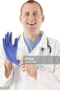 Сотрудница аэропорта украла у туриста 300 долларов и проглотила их, чтобы он ничего не смог доказать