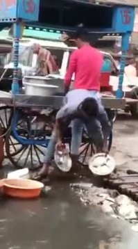 Они любят крыс.. Да и в целом живут как свиньи. Любая вода у них считается чистой, поэтому уличный торгаш, моющий посуду в луже нормальное явление. Ну или купание в их святой реке, рядом с гниющими трупами..