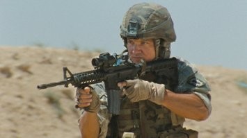 Товарищи (кто служил в Советской Армии). Это как? Это что за изготовка? Как этот остался жив до конца фильма?