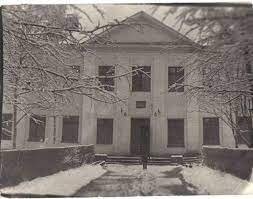 Какие-то дети хилые пошли. Я в средних и старших классах со второго этажа школы №10 (сейчас №7) г. Южно-Сахалинска хотя бы раз в две недели "выходил" в стиле "Рэмбо" на дерево (западная сторона) чтобы не оставаться на линейку. Выходы-то перекрывали  А во втором классе в г. Кострома в школе №25 раза три по занавескам привязанных к стояку батареи спускался с третьего этажа, когда меня в классе запирали на дежурство. ЗЫ. На картинке родная сахалинская :-)