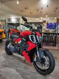 В России 5 500 000 стоит!
Скромненько!
Одноклассник от DUCATI, на два ляма дешевле....