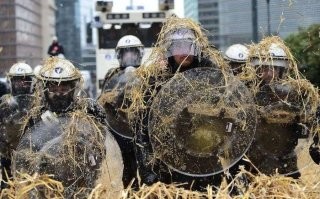 Фотка была сделана через месяц после того как Россия ввела ответные санкции против Европы в аграрной сфере :) фермера в тот день весь город сеном обложили и молочными реками .