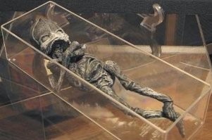 Ещё был один.
Кыштымский карлик (Алёшенька)   мумифицированное тело гуманоида, найденное близ Кыштыма. Данную историю отличало от других подобных рассказов про инопланетян огромное количество видео и фотоматериалов, а также интервью очевидцев.