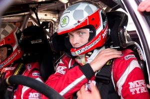 Ремни и подушки придуманы профессионалами и доказали свою полезность. Посмотрю, что Вы скажете, когда автомобилистов обяжут за свой счет поголовно использовать шлемы и спортивные сидения. А когда продавцы почуют вкус денег и получат поддержку закона, то еще и моточерепахи обяжут покупать. Согласитесь, так водить автомобиль будет безопаснее?