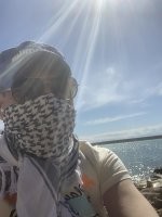 Да не ударило его ,  ну в метрах 50-70 долбанула но хайп это другое . Я с пляжа рыбачил один и думал что такое не возможно , молния прошла рядом в метрах 100 у шлюзов в Зеланд , смотрю удочки а они издают странный звук , дотронулся и меня откинуло само по себе на метр от них , как электронный шок ,  леска святиться начала . Шутки шутками но я единственный идиот кто в эту погоду там стоял .