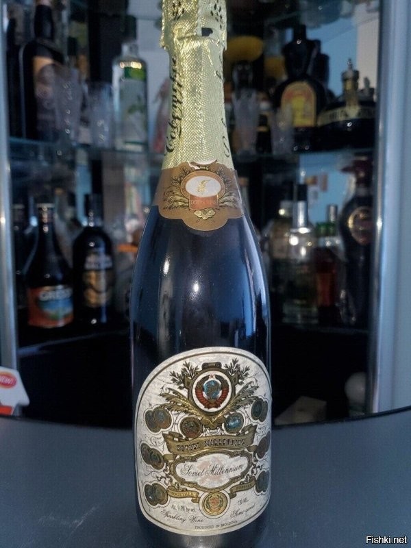 Бутылка молдавского шампанского с гербами СССР и союзных республик. 1999 год. Вот это выдержка!