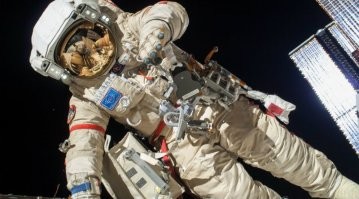 есть 2 типа скафандров
1) спасательный, предназначен для спасения экипажа в случае разгерметизации корабля, одевается при взлёте, посадке, стыковке. Пример - российский Сокол, американский Advanced Crew Escape Suit (ACES) и то что на фото - скафандры SpaceX
2) Скафандр для внекорабельной деятельности (ВКД) применяемый для выходов в открытый космос. Как примеры - российский Орлан, американский Extravehicular Mobility Unit (EMU)