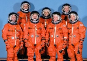 есть 2 типа скафандров
1) спасательный, предназначен для спасения экипажа в случае разгерметизации корабля, одевается при взлёте, посадке, стыковке. Пример - российский Сокол, американский Advanced Crew Escape Suit (ACES) и то что на фото - скафандры SpaceX
2) Скафандр для внекорабельной деятельности (ВКД) применяемый для выходов в открытый космос. Как примеры - российский Орлан, американский Extravehicular Mobility Unit (EMU)
