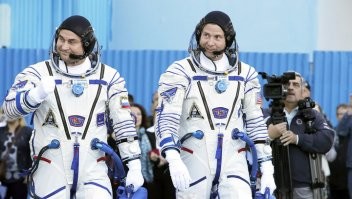 есть 2 типа скафандров
1) спасательный, предназначен для спасения экипажа в случае разгерметизации корабля, одевается при взлёте, посадке, стыковке. Пример - российский Сокол, американский Advanced Crew Escape Suit (ACES) и то что на фото - скафандры SpaceX
2) Скафандр для внекорабельной деятельности (ВКД) применяемый для выходов в открытый космос. Как примеры - российский Орлан, американский Extravehicular Mobility Unit (EMU)