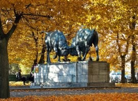 Сам лев очень даже хорош. А яйца... ну будет теперь такая достопримечательность с фривольным оттенком.))) У нас вон в Калининграде несколько десятилетий была традиция красить то самое быкам в радостный цвет. Теперь там видеонаблюдение и ловили уже энтузиастов, так что некоторое время не красят.)))
