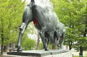 Сам лев очень даже хорош. А яйца... ну будет теперь такая достопримечательность с фривольным оттенком.))) У нас вон в Калининграде несколько десятилетий была традиция красить то самое быкам в радостный цвет. Теперь там видеонаблюдение и ловили уже энтузиастов, так что некоторое время не красят.)))