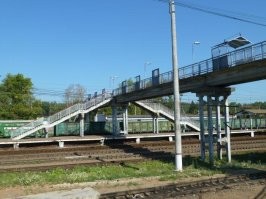 Бред!  В чём тут опасность то? Сделан пешеходный переход через рельсы. На другой стороне остановка для электричек. Десятки людей  тут переходят.
Было бы явно опасно - сделали бы пешеходный мост.