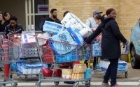 «Я обнаружил, что коплю туалетную бумагу под кроватью. Иногда я делаю это не задумываясь, заглядываю туда, а там уже 10 рулонов лежит».(c) 
Тайна раскрыта!