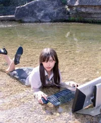 Парень, сфотографировавшийся в костюме в болоте, повторил свой снимок