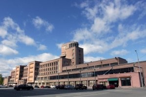 Ну не знаю... Оригинальная, иногда интересная архитектура.
В своё время д/к Кирова в Питере тоже большой критике подвергалось.
Да и Эйфелеву башню парижане не признавали