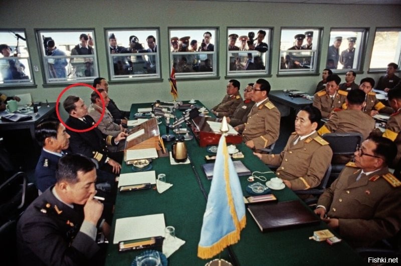 В центра стола, со стороны Южной Корее, сидит адмирал ВМС США.