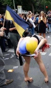 Идите в анус! В ТЦ Екатеринбурга установили пятиметровую надувную прямую кишку