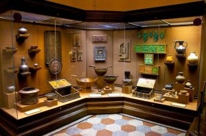 Всегда было любопытно, почему такие древние (и наверняка дорогие во всех смыслах) экспонаты, выставляют напоказ в прямой досягаемости рук посетителей?  Я б всё в стеклянных ящиках из бронестекла (ну либо какой-нить упрочнённый триплекс, который просто так вот не разбить) демонстрировал. Ведь это ж только вопрос времени, когда очередной "не такой как все", "обиженный <span style='color:gray'>[мат]</span>",  "борец против всего плохого за всё хорошее" - решит что разбить скульптуру, плеснуть краской на полотно, поджечь гобелен итд - превосходная идея, для такого вот яркого индивидуума как он. 
Либо просто бы. выставлял качественные репродукции, которые от оригинала, обычный мимокрокодил не отличит. А оригиналы хранил бы в спецхране музей и допускал бы к ним, лишь профессуру и прочих специалистов, у которых не созерцательный интерес, а сугубо научно-исторический.
Да, понятно, через стекло там и блики и цвето-передача страдает и вообще "не то". Но, извините.. вещь одна, редкая и дорогая, поэтому лучше любуйтесь так, чем какой-нить афелок припрётся и повинуясь голосам в голове начнёт рвать и крушить то что в единичных экземплярах сохранилось и дошло до нас сквозь столетия, от давно исчезнувших цивилизаций.