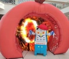 Идите в анус! В ТЦ Екатеринбурга установили пятиметровую надувную прямую кишку