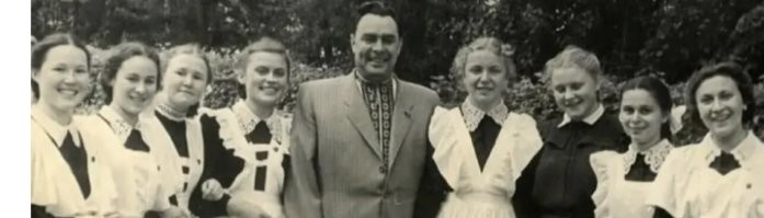 А чё, коренное население в школах не обучалось?