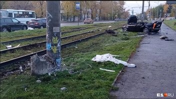 тю , даже не снес . учитесь как у нас в екате цыганье летает . один на глушняк второй к сожалению жив . народ выражает соболезнование столбу
