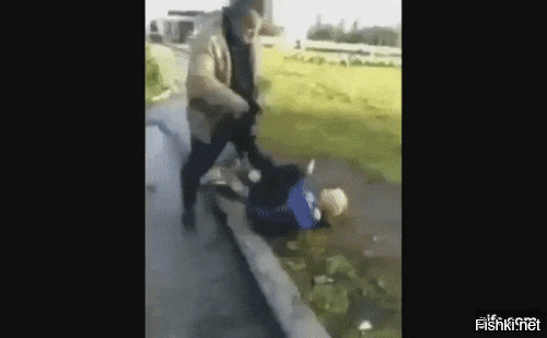 «Не бей мою маму»: в  Якутии мальчик и женщина сцепились на глазах у детей во дворе
