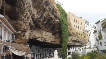 Прикольно Setenil de Las Bodega Испания , вино там очень хорошее .