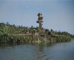 Маскировал бы уже хотя бы под айсберг небольшой..  А то рассекающая на скоростях каменная глыба, как-то уж совсем моветон,  так тока у береговой линии прятаться можно, сливаясь с рельефом и растительностью местности.