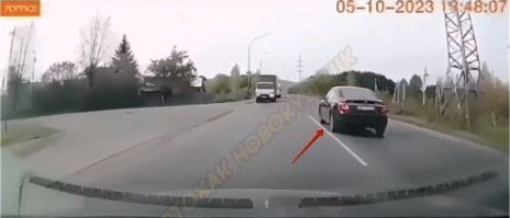 Черный авто резко затормозил после обгона, чего водитель регистратора не ожидал. Встал выбор: бить в зад или уйти на обочину
Водитель грузовика прочитал ситуацию и сместился на обочину
Вот так и встретились