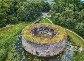 Fort Uitermeer находиться под Амстердамом в 2017 году с Кентом там ходили с МД и чуть от полиции шизды не отхватили оказалось охраняемая зона .