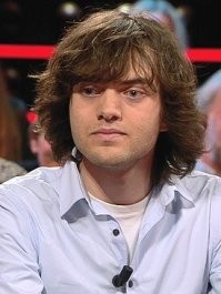 Не в пример Гретке Тумберг, которая кроме как кричать и пиарится больше ни чего не сделала!!!!
Боян Слат - автор проекта.. В 2011 году, в возрасте 16 лет, Боян отдыхал в Греции. Там он обратил внимание на огромное количество пластикового мусора в море. Поэтому в качестве своего выпускного проекта в средней школе он предложил устройство для сбора морского мусора при помощи океанических течений. За этот проект Боян получил в 2012 году приз Делфтского технического университета. В том же году Боян поступил в этот университет, став студентом аэрокосмического факультета. Однако учёба в университете не оставляла достаточно времени для дальнейшей работы над идеей по очистке океанов, поэтому Боян вскоре оставил университет.
В 2013 году Боян основал свой некоммерческий фонд The Ocean Cleanup, став его главой. Своей основной задачей фонд ставит разработку новых технических решений для очистки мирового океана от пластикового мусора. С момента своего основания фонду удалось собрать благодаря пожертвованиям 31,5 миллион долларов. Боян Слат рассчитывает, что благодаря новым технологиям половина мусора в Тихом океане будет собрана с минимальными затратами в течение всего 5 лет. Проект должен был стартовать в середине 2018 года запуском одной системы для сбора мусора и выйти на полную мощность к 2020 году. В действительности первая попытка запуска оказалась неудачной, и откорректированная модель была запущена в июне 2019 года; спустя четыре месяца Слат заявил об успехе испытаний и обещал в ближайшие несколько лет перейти к более массовой работе.
