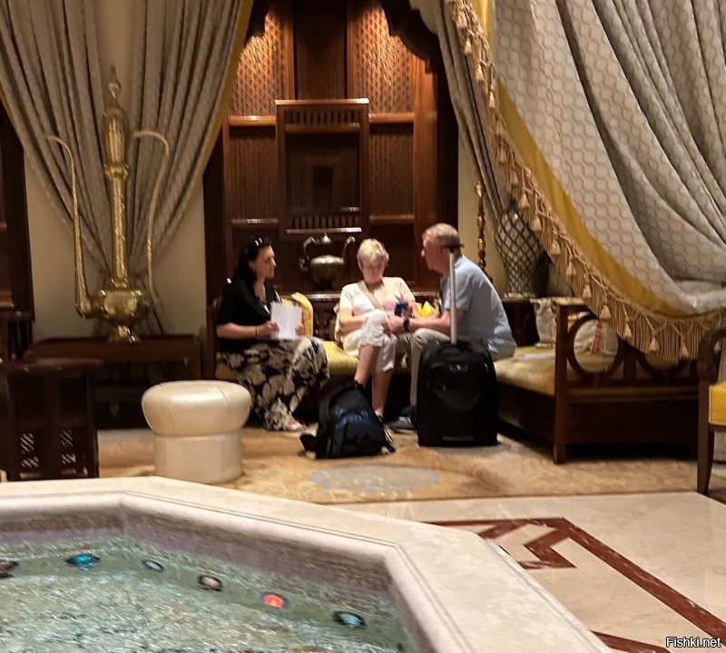 Анатолия Чубайса и его жену заметили в дубайском отеле The Ritz-Carlton.Сбежала падла.