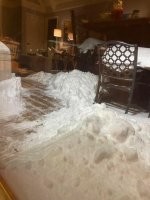 Отражение четко очертило перпендикуляр под столом и свесило снег с полки?