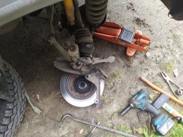 Отчего же два раза в год? Довольно часто им пользуюсь в гараже. Вот ступицу менял недавно. Да, там крутить особо нечего было, но зато закисшие болты суппорта на раз-два открутились. Прокладку ГБЦ менял  этим летом. На всё ушло 4 часа. Вот там много чего крутить надо было. Только закручивать надо на минимальном усилии - шпильки обламывает.
Он и как шуруповёрт может использоваться, уверенно всаживает саморезы сантиметров по 20 в брёвна.