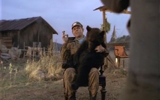 Почти контактный зоопарк с двумя дикими медвежатами устроили жители Сахалина