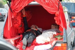 22 знаменитые невесты, которые отказались от традиционного белого платья