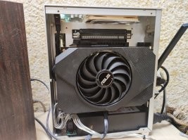 Чего тут многие разнылись, что трудно купить что-то несветящееся? У меня с этим проблем нет.
Было, стало...
Та маленькая видюха - Asus Phoenix 6600 ITX в пятилитровом корпусе... QTJ1+z170