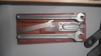 Это ваш любимый набор? ))) с такими же "слесарями" в клапанах пошуршать,  не особо лох в автомобилях,  п.с. на голове сидеть неудобно...