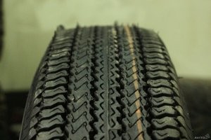 Так для грузовых вообще совсем недавно появилась зимняя. И то это для "С1". Не встречал, чтобы на КАМАЗе колёса по сезону меняли.
"А до этого в принципе не было зимней резины." - и снова повторюсь, состав резины был совсем другой. Сейчас летняя - это жёсткая резина с дождевым протектором, относительно неглубоким, дубеет уже при -5. Зимняя - протектор глубже, состав резины мягче, не дубеет и в -35.
Всесезонка хреновая как зимой, так и летом, но и зимой и летом можно ездить аккуратно, включив голову. Вот примерно такая резина и была в СССР.